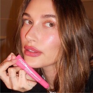 rhode peptide lip treatment sugar cookie La pop
up exclusive